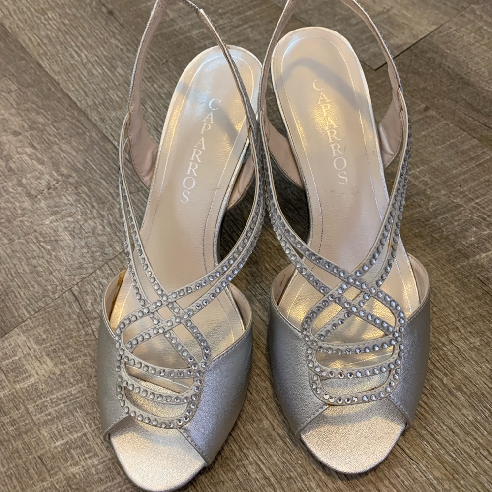Like new beautiful dressy heels 2 inch
